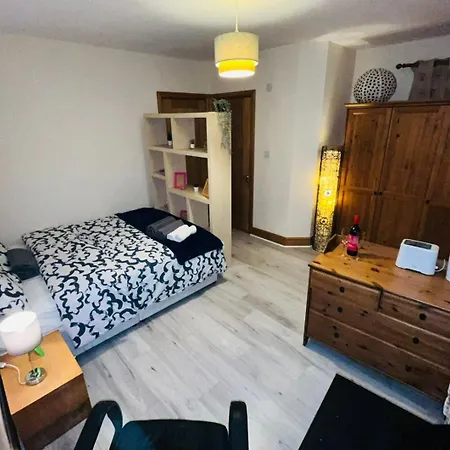 Bedroom + Bathroom D8 Habitación en casa particular Dublín