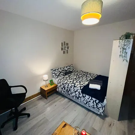 Bedroom + Bathroom D8 Dublín